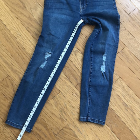 Celebrity Gold Skinny Stretch w/ Distressing - Excellent! - Picture 2 of 16